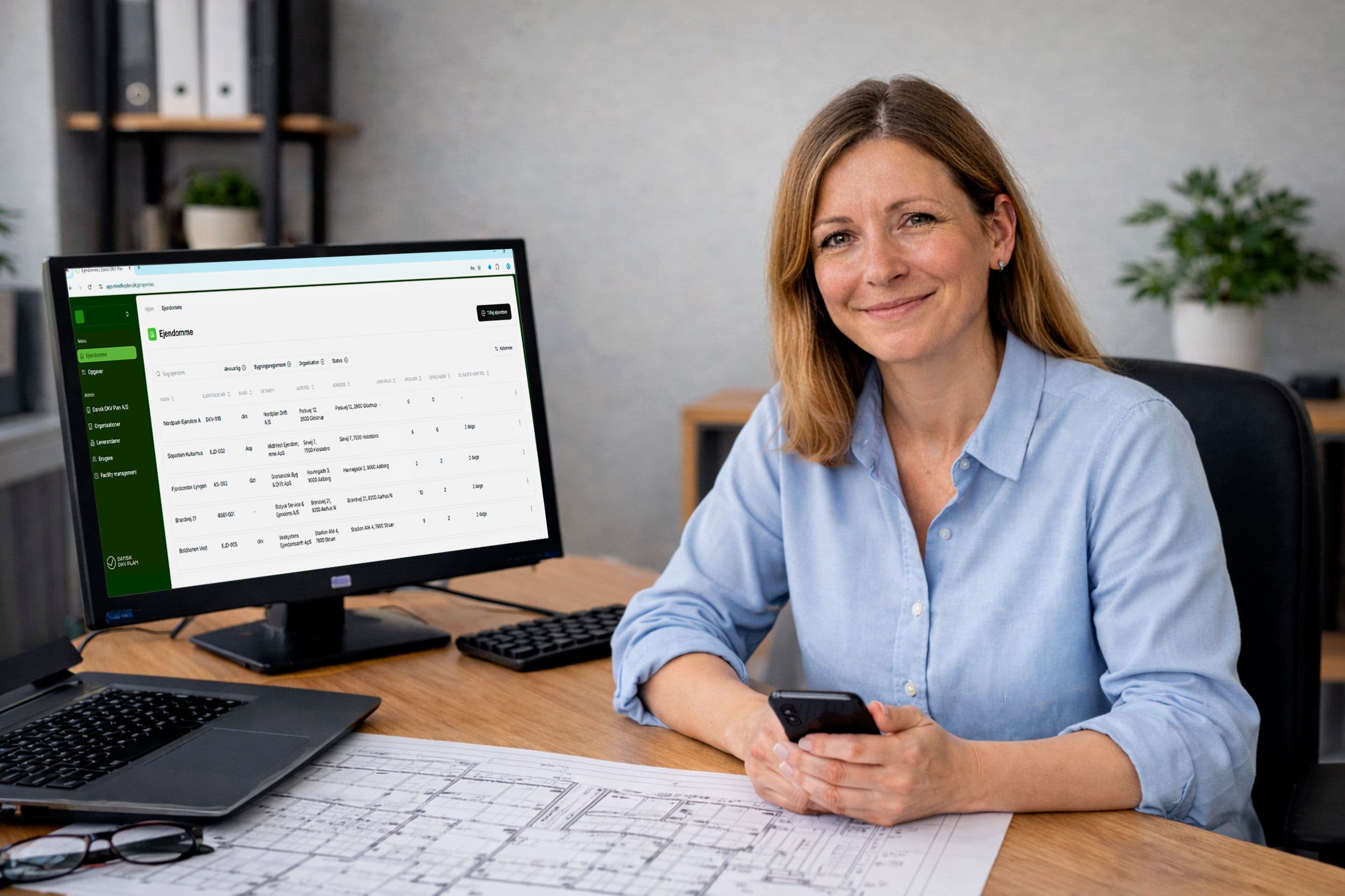 Administrator arbejder med digitale DKV-planer, brandsikkerhed og ejendomsdokumentation.